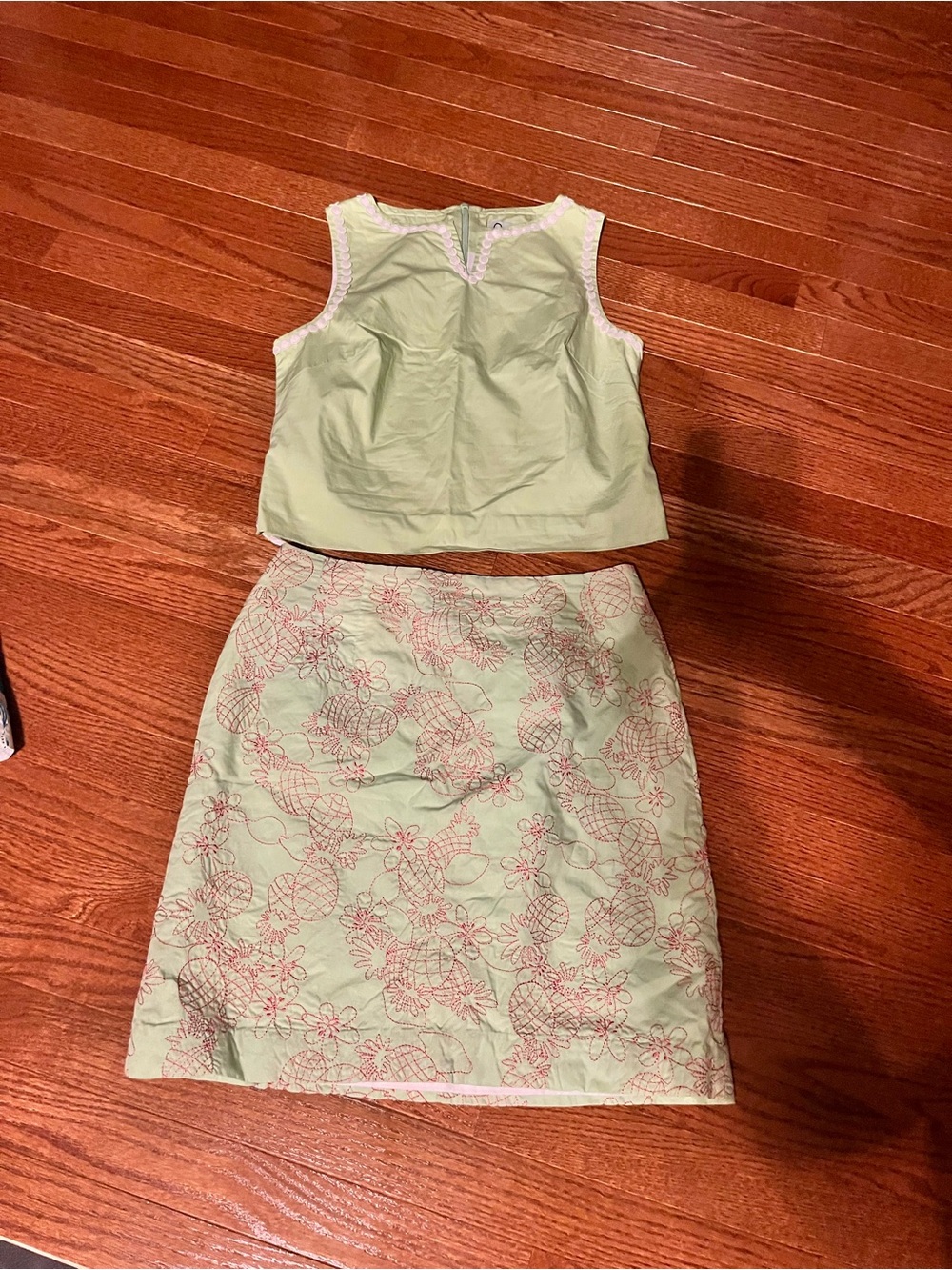 Lilly Pulitzer Vtg White Label Light Green Top & Mini Skirt with Pink Pineapple
